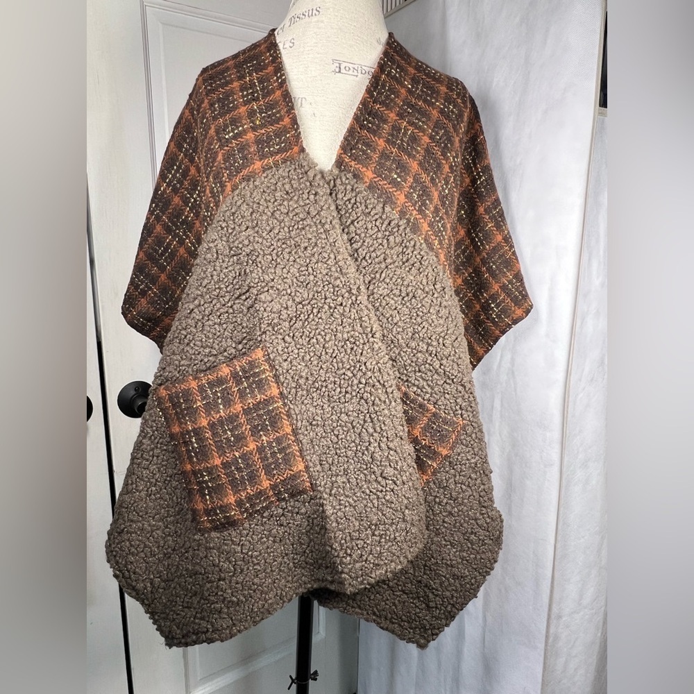 NWT Fadivo Textured Poncho Sherpa Feel Brown Plaid Poncho With Front Pockets O/S - Picture 2 of 5